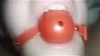 مصرية داعرة تضرب فرجها بقوة وتتوسل للمزيد