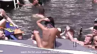 حفلة النوم تتحول إلى مهرجان لعق الفرج