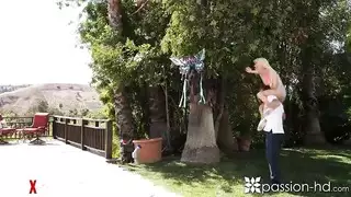 مراهقة تتعرض للضرب بقوة في مشهد إباحي عام