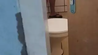 إنها تستفيد استفادة كاملة من هذا الرجل الذي يمارس الجنس معها حتى لا تستطيع ذلك بعد الآن