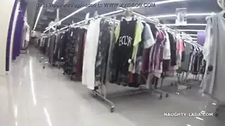 متجر بقالة إباحي: العري العام يؤدي لشرج في الغرفة الخلفية