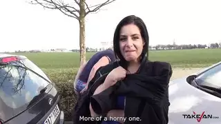 امرأة سمراء ذات ثديين كبيرين جدًا تنشر ساقيها بشدة للدخول