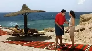 هند سابري تتوسل للمزيد في وضعية الكلب القاسية