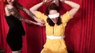 خاسر بوكر عاري يخضع لهيمنة ضابطات