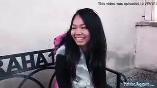 فتاة تايلاندية بصدر صغير تُضاجع بقوة على الأريكة