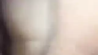 ادخل اصابعه في فتحتها الصغيرة