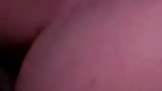 مراهقة نحيفة بمؤخرة كبيرة تكشف عن ثدييها الصغيرين