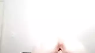 لاتينا ممتلئة الجسم ذات أثداء كبيرة تلعب بكسها المحلق أمام الكاميرا