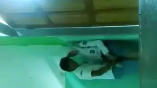 علاقة في الثانوية: نيك خشن في الفصل بالممر