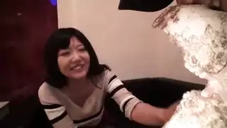 عملية جنس جماعي علنية لعاهرة سكرانة إباحية في متجر نبيذ