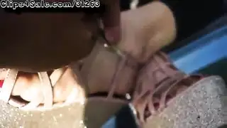 رحلة الشهوة: مداعبة الأقدام في السيارة قبل رشّ كميّة كبيرة من السائل المنوي