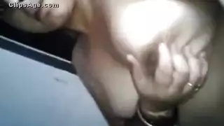 فتاة هندية فردية: تلمس ثدييها الكبيرين وحلماتها المدببة وهي عارية