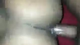 فتاة رفيعة تمص وتنكح قضيباً صلباً ضخماً في مشاهد صريحة