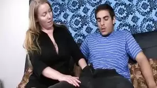 جلسة استمناء مكثفة لشاب تنتهي بقذف المني على ملابه