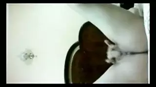 استمناء في غرفة النوم: فتاة مثيرة تلمس فرجها الضيق حتى رعشة النشوة