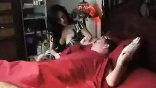 زوجة الأب والابنة غير الشقيقة تمارسان المقص وتئنان في مشهد مثلية صريح