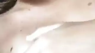 فتاة لطيفة تشتكي في كل مرة يتمارس فيها مارس الجنس على طاولة التدليك ، من عميل من الذكور