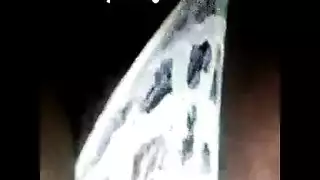 السمراء الحارة مرتدية الملابس الداخلية السوداء تُمارس الجنس بشدة مع عشيقها الجديد