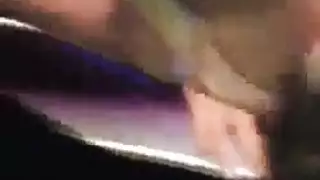 القنبلة الشقراء تركب وتصرخ على قضيب العريس المحظوظ الكبير