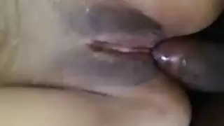 ضرب شرجي عميق بقضيب كبير والقدمين في الهواء