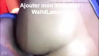 خلف الأبواب المغلقة: عاهرة محجبة تأخذ قضيبًا في غرفة التسمير