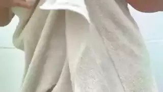 إباحية صريحة: فتاة عربية تثير ثدييها الضخمين وشفرات فرجها المشعرة