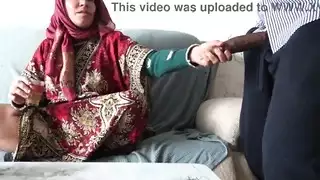 زوجة تركية مسلمة مطلقة تؤجر غرفة لمهاجر أسود في لندن