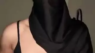 فتاة محجبة مثيرة تخلع ملابسها وتعبيث ببظرها
