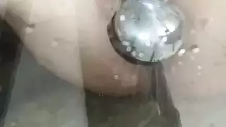 مراهقة بريئة تفقد عذريتها بواسطة ألعاب جنسية وضربات مهبلية قاسية