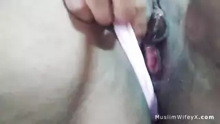 الحجاب قرنية العربية جبهة تحرير مورو الإسلامية زوجة يستمني التدفق كس إلى النشوة الجنسية الرطبة بينما الزوج يصلي في غرفة أخرى