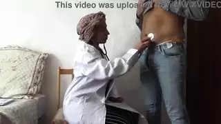 طبيب تركي يصدم من قضيب المريض الضخم في فحص إباحي