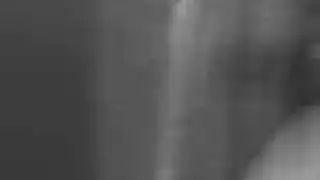 فيتش الأقدام الإباحي: أصابع قدمها تعمل على عضوه بينما تلمس كسها المنقوع