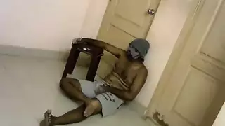 مراهقة شقراء مثيرة تلتهم القضيب بمهارات لسان عميقة