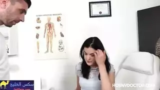 امراه تذهب عند طبيب ويبحثها فحص كامل امراه تذهب عند طبيب ويبحثها فحص كامل