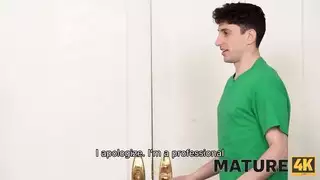 معلم وقح يعطي تدريبًا إباحيًا بعد الدرس