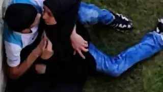مراهقة مصرية محجبة ساخنة تمارس جنسًا صعبًا في الهواء الطلق بالحديقة
