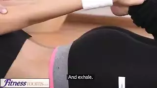 رجل يستمني بذبه داخل غرفته