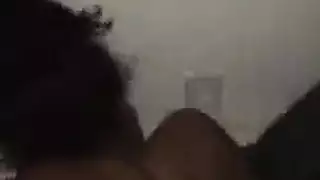 فتاة نظارات كبيرة تفتح كسها المبلل على سرير الضيف