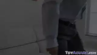 فتاة آسيوية لا تشبع ذات أثداء مثالية تطلب جنسًا صريحًا خشنًا