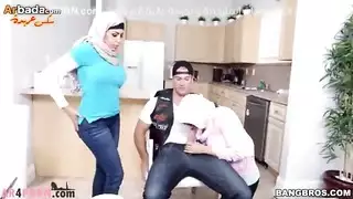 الام تعاقب ابنها و بنتها