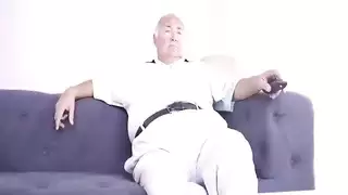 الابن يهيج على طيز زوجت ابية المثيرة ويمسك بزرة مترجم عربي