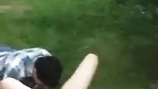 مراهقة مدللة تأخذ قضيب غريب في فمها أثناء الجماع العنيف