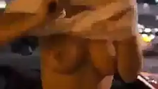 إغراء بملابس داخلية فاضح وكشف الفرج على الكاميرا