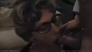 العاهرة الناضجة الشرهة تتوق إلى الجنس الشرجي والفموي بلا نهاية