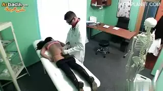 طبيب نساء يحاول تحرش لمريضته