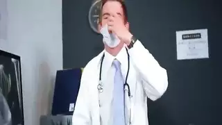 عدة رجال يضربون المدلك – مشهد قاسي مكثف