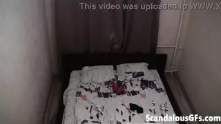 الحبيبة السابقة ذات الشعر البني الطويل تئن من الهزاز المشبع بالبخار في غرفة نومها