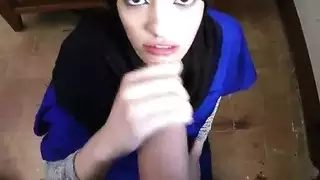 مشهد إباحي: المراهقة بينيلوب تمص قضيبًا مقابل رسوم جامعتها