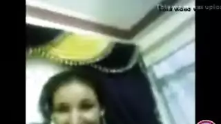 شرموطة عربية مثارة تحب الزب الغليظ للعميل في حفرها