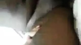 عاهرة مراهقة مرتدية جوارب تتوسل لجنس جماعي قاسي وقذف منوي